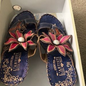 L artiste  comfy cute wedge never wore